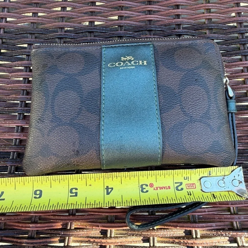 Coach corner zip